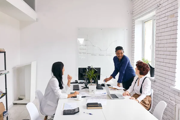 Vrouwelijke Afrikaanse coach manager presenteert rapport business plan aan Amerikaanse team — Stockfoto