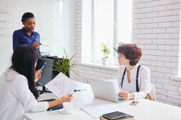 Företagare som arbetar på möte i vitt kontor — Stockfoto