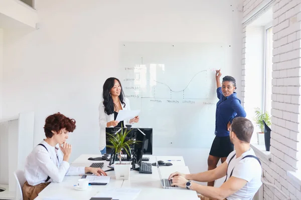 La gente de negocios escucha y mira la interfaz del diagrama de esquema en la reunión —  Fotos de Stock