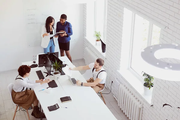 Trabalho eficaz da equipe de negócios internacional, vista superior — Fotografia de Stock