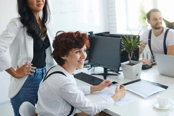 Attraktiv kvinna lyssnar på lärare eller mentor coach som talar — Stockfoto