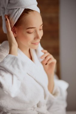 Spa ameliyatlarından sonra çekici bir kadının portresi