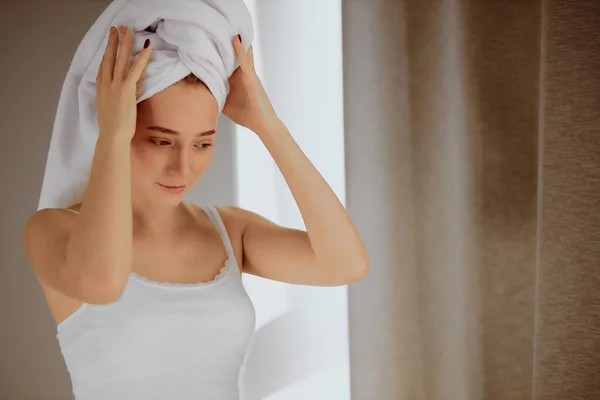 Bonita mujer después de la ducha — Foto de Stock