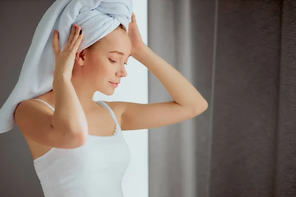 Жінка з рушником на голові розслабляється після душу — стокове фото