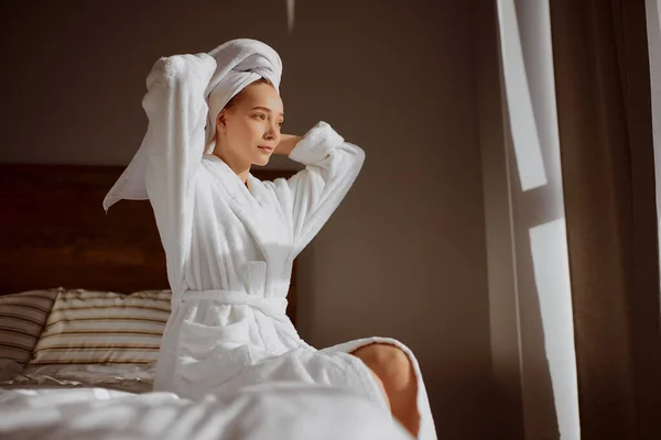 Atraktivní mladá žena zabalená s ručníkem — Stock fotografie