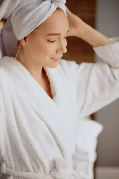 Retrato de mujer atractiva después de procedimientos de spa — Foto de Stock