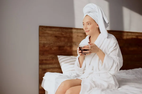 Trevlig kvinna njuter av kaffe på hotellrummet — Stockfoto