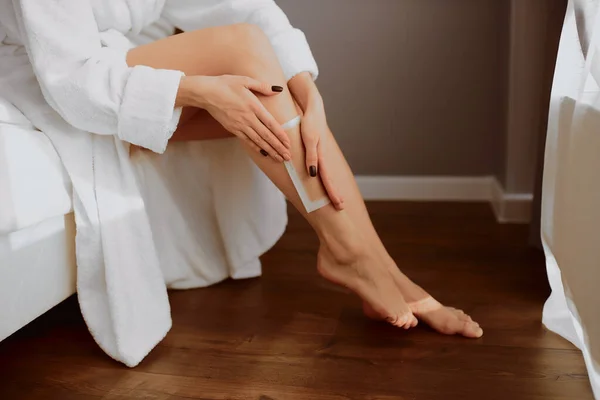 Woman doing epilation using strips — Stock Photo, Image