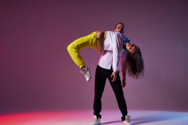 Güzel bir çift Latin dansını ifade ederek yapar..