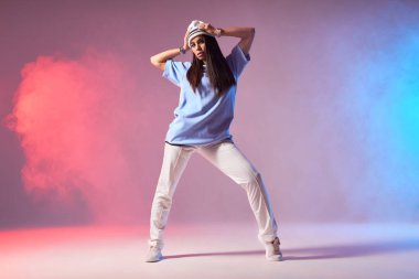 Şapkalı güzel sokak dansçısı.