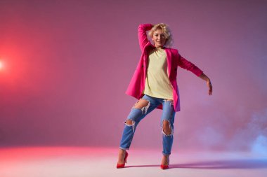 Güzel bir kadın sahnede dans ediyor.