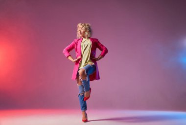 Dansçı stüdyo arkasında poz verir