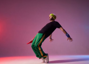 Break dansçı stüdyoda çalışıyor.
