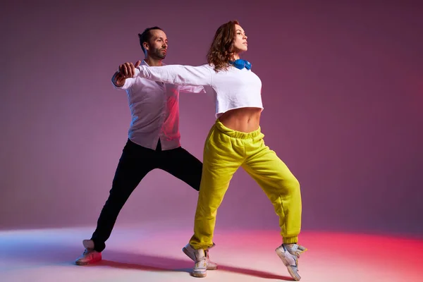 Bailarines profesionales en el escenario — Foto de Stock