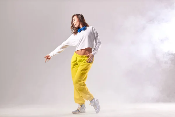 Joven bailarina de steet bailando en humo —  Fotos de Stock