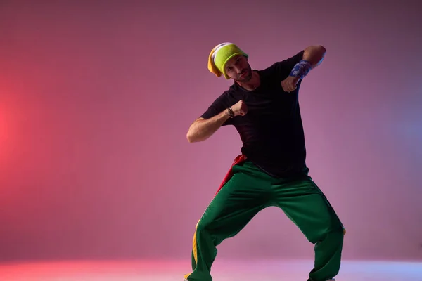 Guapo bailarín de hip hop realizando — Foto de Stock