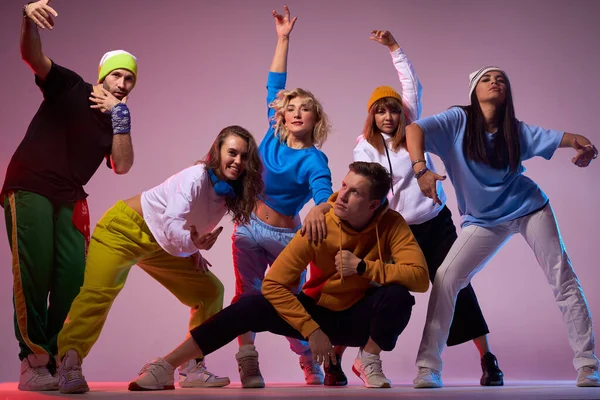 Grupo de bailarines modernos de hip hop — Foto de Stock