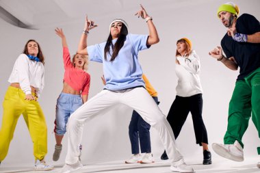 Neşeli break dansçılar partisi