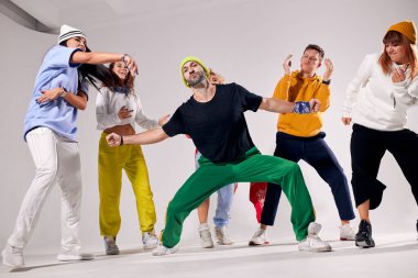 Yeşil pantolonlu yakışıklı hiphopper.