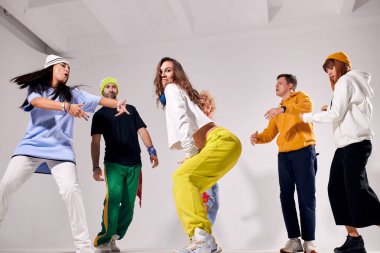 Hip hop 'çılar dans pistinde eğleniyor.