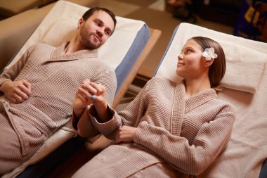 Güzel kız ve yakışıklı adam kaplıcada, aşıklar.