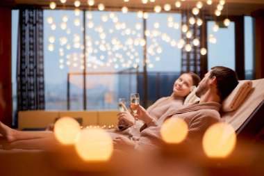 Güzel bir çift, spa merkezinin tadını çıkarıyor.