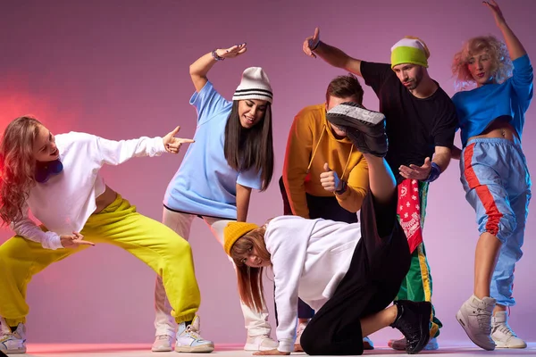 Grupo ativo de dançarinos no salão de dança — Fotografia de Stock