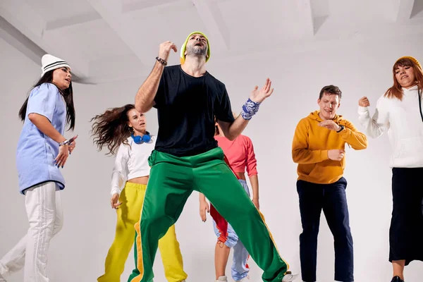 Grupo feliz de pessoas que dançam — Fotografia de Stock