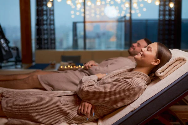 Preciosa pareja disfrutando de tratamientos de spa de bienestar —  Fotos de Stock