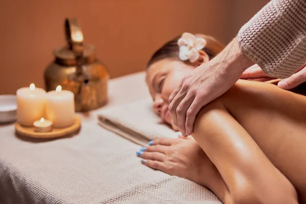 Caucásico masajista profesional haciendo masaje de mujer de vuelta en salón de belleza — Foto de Stock