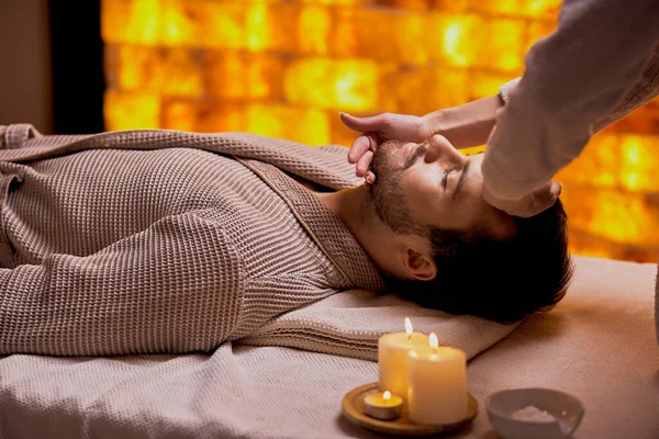 Guapo barbudo caucásico hombre consiguiendo cabeza masaje en spa salon —  Fotos de Stock