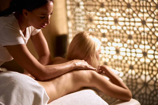 Mulher bonita relaxante com massagem de mãos no spa de beleza — Fotografia de Stock