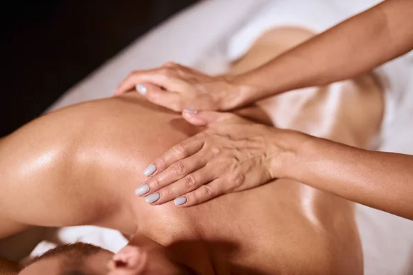 Kvinnliga händer gör handmassage — Stockfoto