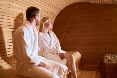 Saunada sevimli bir çift