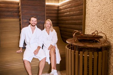 Saunada dinlenen sevimli bir çift.