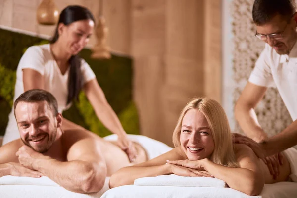 Hübsch frau mit freund bekommen massage im spa — Stockfoto