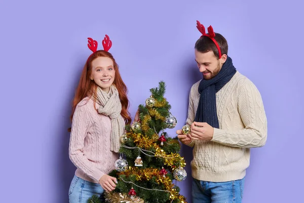 Όμορφο ζευγάρι στολίζει χριστουγεννιάτικο δέντρο — Φωτογραφία Αρχείου