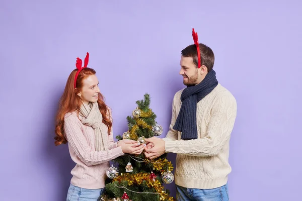 Όμορφο ζευγάρι στολίζει χριστουγεννιάτικο δέντρο — Φωτογραφία Αρχείου