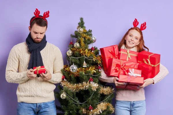 Pareja joven intercambiando regalos — Foto de Stock