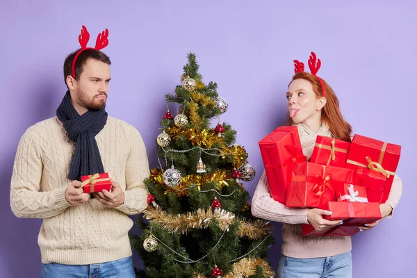 Coucasian man och kvinna vid jul — Stockfoto