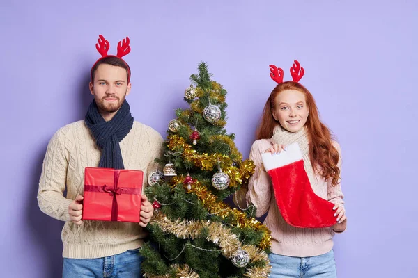 Dulce linda pareja con medias de Navidad — Foto de Stock