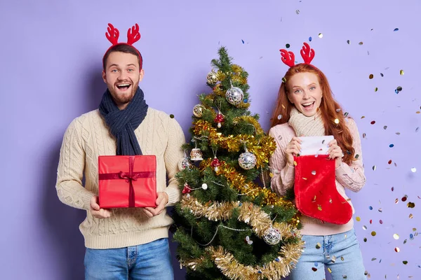 Giovane coppia alla festa di Natale — Foto Stock