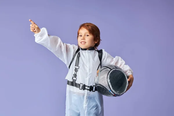 Retrato de lindo niño usando traje de cosmonauta — Foto de Stock