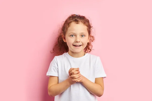Porträtt av leende flicka förenade händer — Stockfoto
