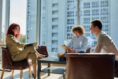 Ofiste bir grup insan var.