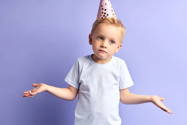 Droevige jongen op zijn verjaardag — Stockfoto