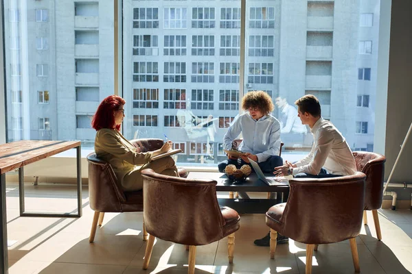 Grupo de personas en el espacio de oficina — Foto de Stock