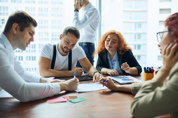 Equipo de negocios serio coworking en la oficina durante el día —  Fotos de Stock