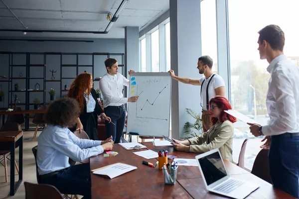 Junge Gruppe von Mitarbeitern diskutiert im Konferenzraum mit Panoramafenster — Stockfoto