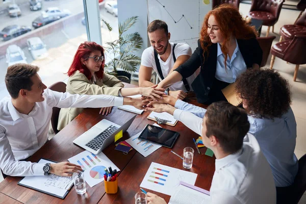 Geschäftsleute schließen sich zusammen und beenden ein Meeting im Konferenzbüro — Stockfoto